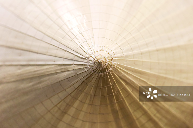 白色越南斗笠与夜灯图片素材