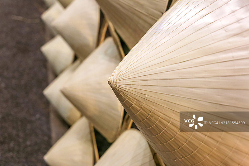 白色越南斗笠与夜灯图片素材