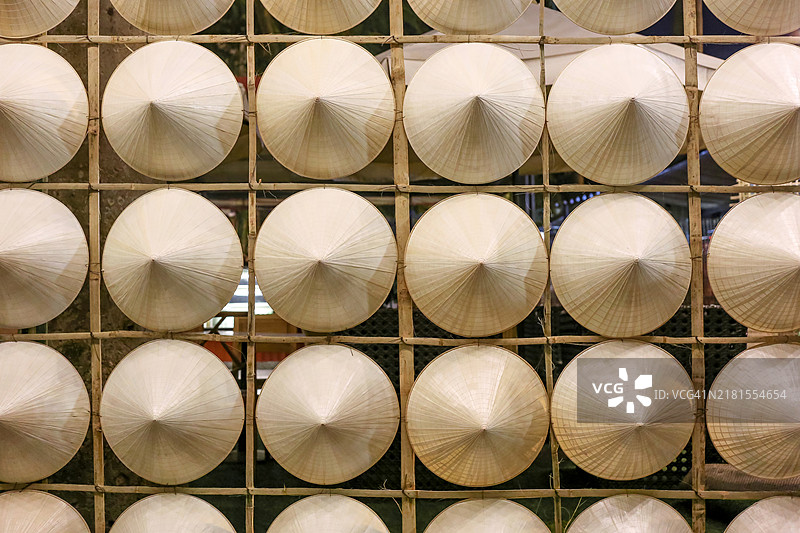 白色越南斗笠与夜灯图片素材