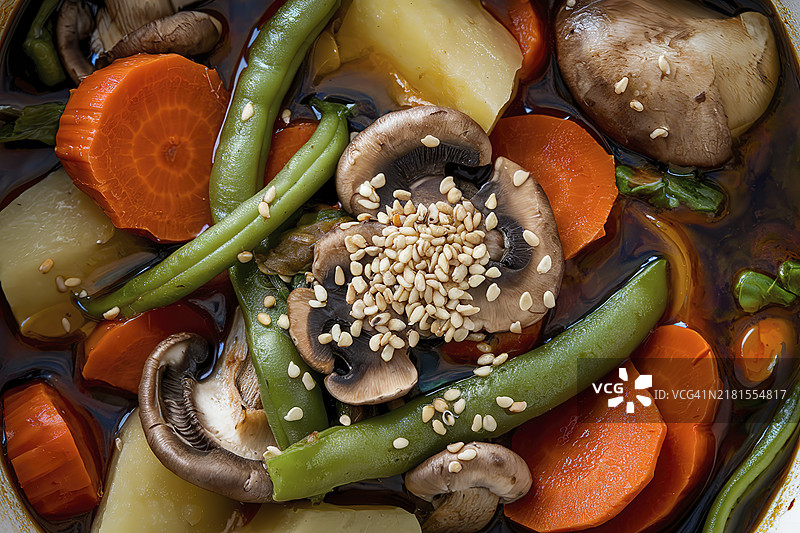 一碗近距离拍摄的蘑菇芝麻蔬菜炖菜图片素材