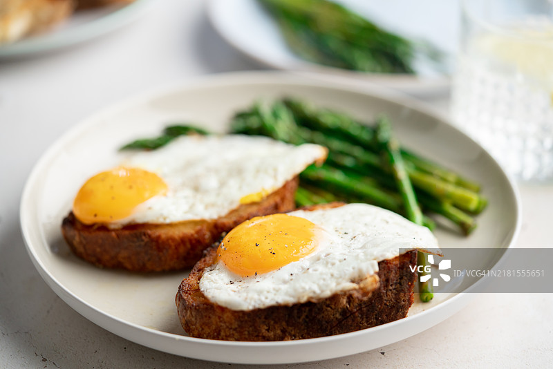 煎蛋配烤面包和绿芦笋 快速午餐创意图片素材