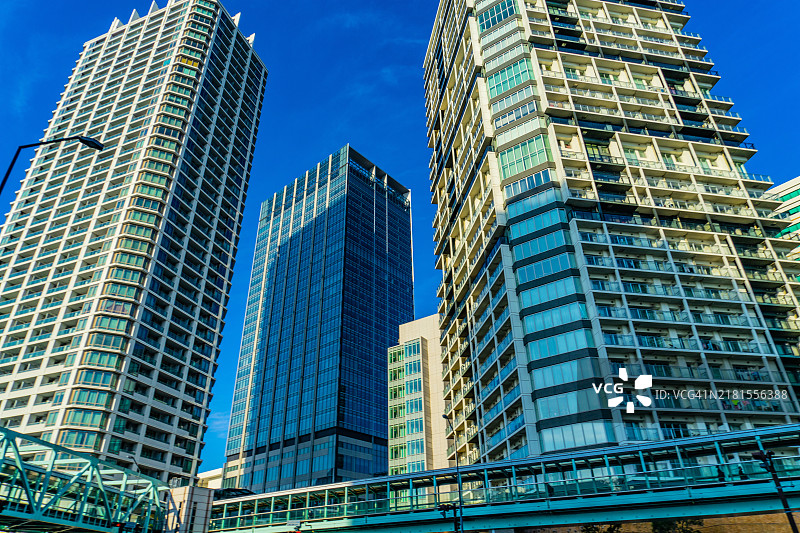 低角度视图的现代建筑与天空相映成趣图片素材