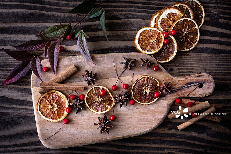 高角度视图的圣诞装饰品放在桌子上图片素材