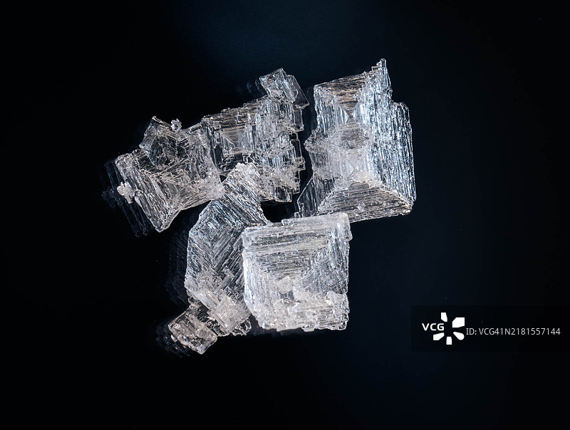 黑色背景下的岩石特写图片素材