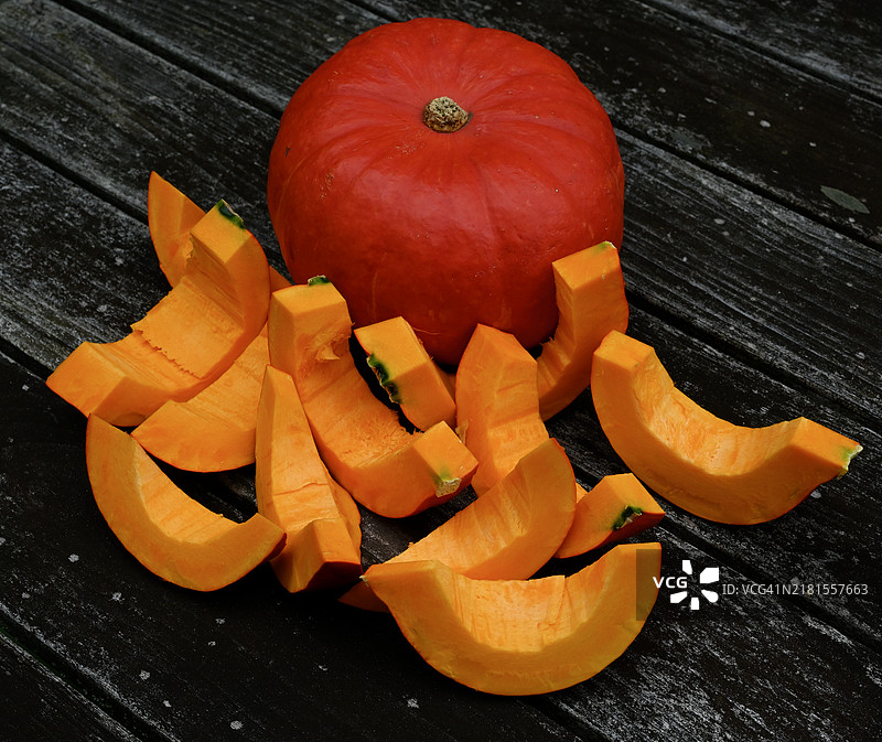 桌子上的南瓜切片特写图片素材