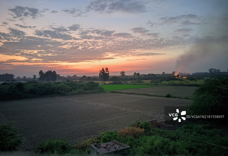 日落时分，天空下的农业田野美景图片素材