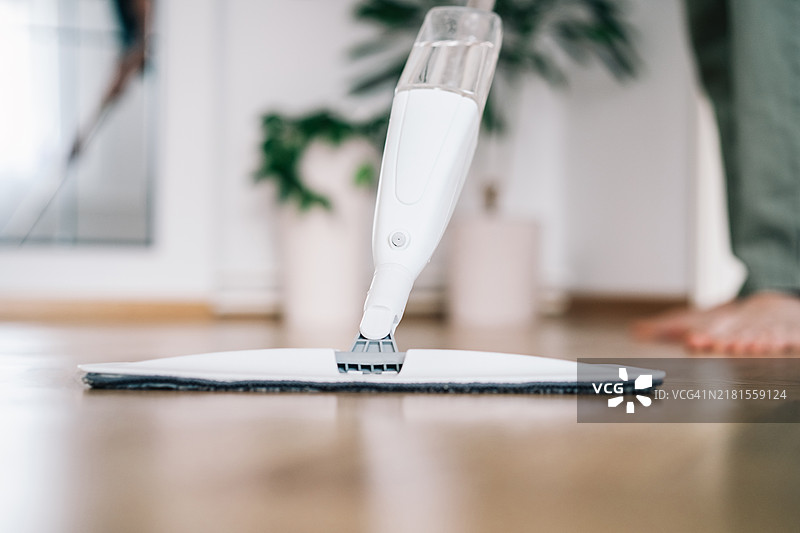 木地板上的拖把特写图片素材