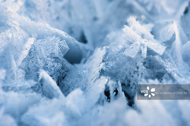 美丽的冰晶在霜冻期间的特写镜头，霜花图案，雪花特写，浅景深图片素材