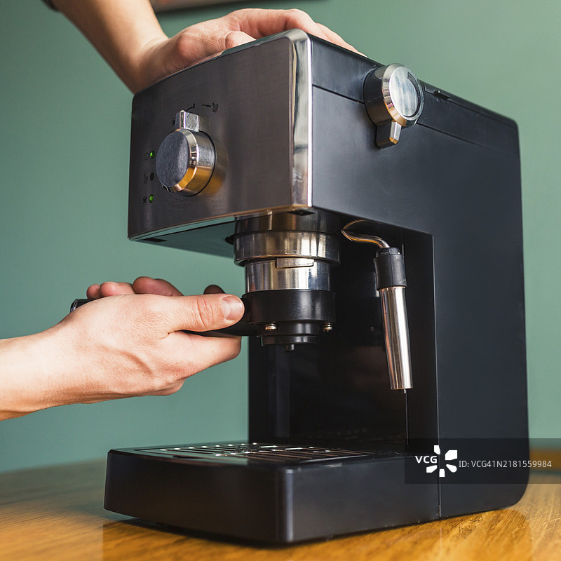 手将滤网装入咖啡机图片素材