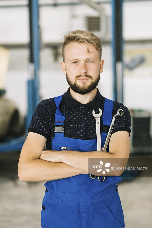 汽车修理工交叉双手图片素材