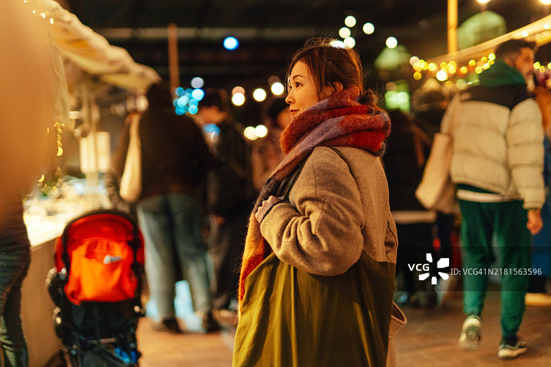 年轻的亚洲女性在夜市漫步图片素材