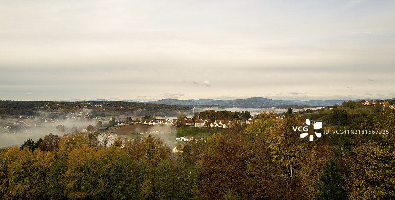 从高处俯瞰在晨雾中的小村庄图片素材