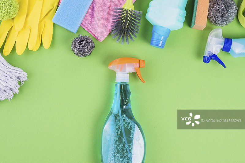 蓝色液体喷雾瓶和清洁设备图片素材