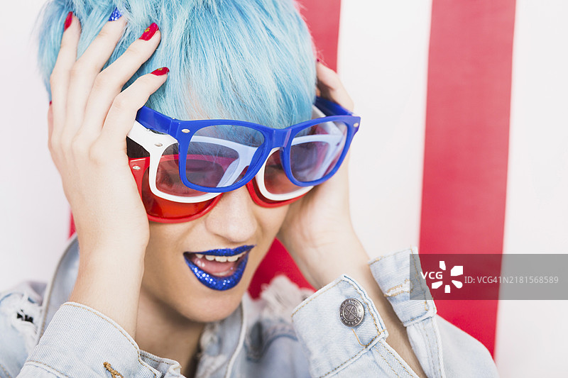 美国独立日概念与戴着三副太阳镜的朋克女人图片素材