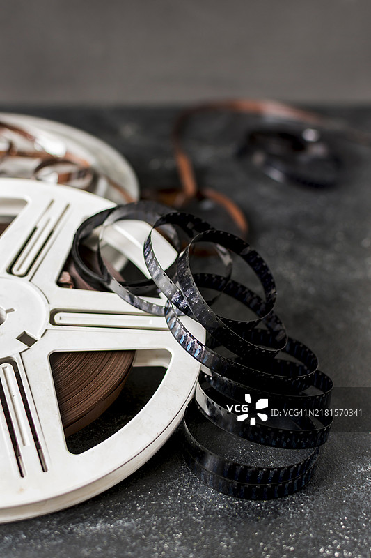 带胶片卷轴的深色背景胶片图片素材