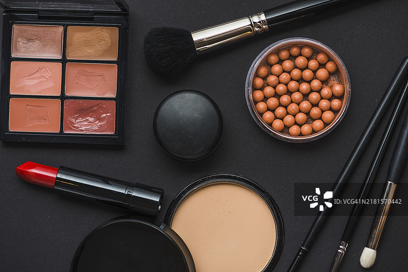 黑色背景上的各种化妆品图片素材