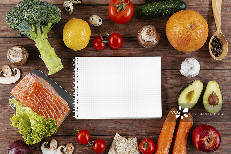蔬菜三文鱼笔记本2.5D摆拍图片素材