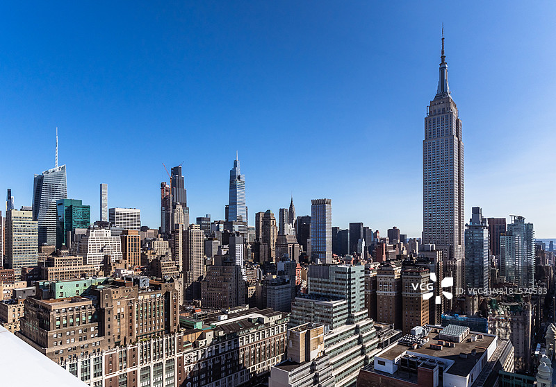 阳光明媚的曼哈顿中城天际线图片素材
