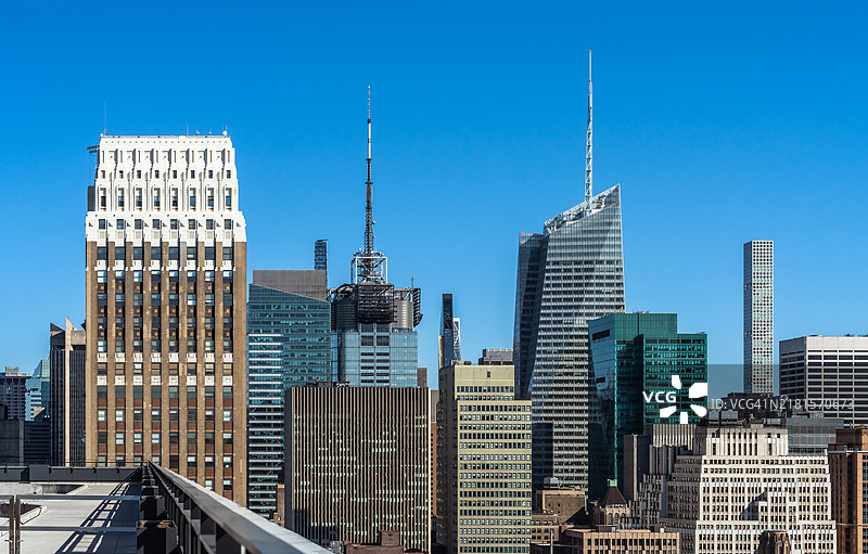 阳光明媚的曼哈顿中城天际线图片素材