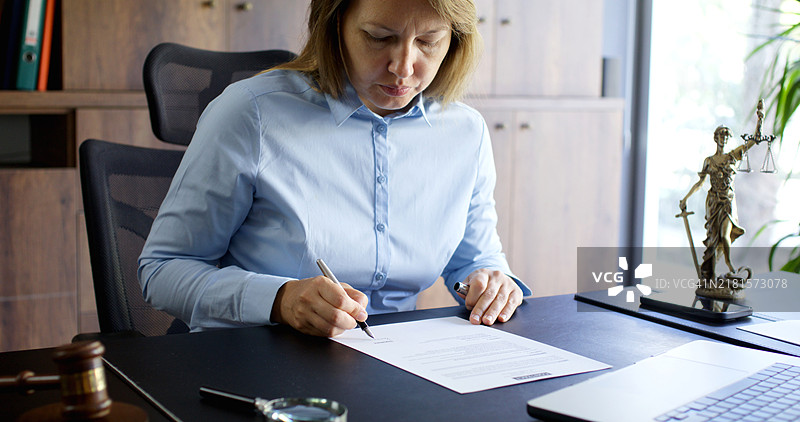 律师签署官方文件图片素材