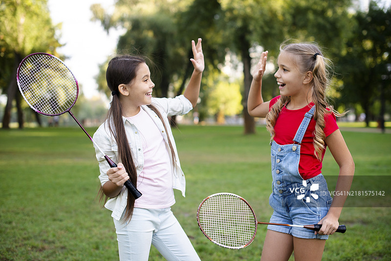 拍手的小羽毛球运动员图片素材