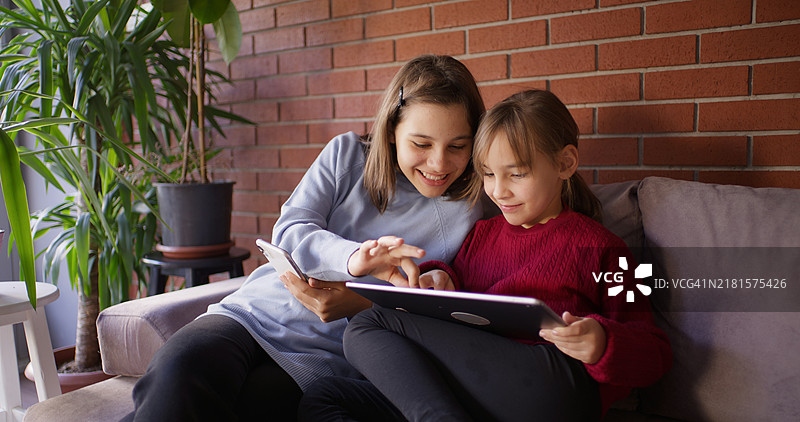 使用数位板，一起玩乐的小姐妹图片素材