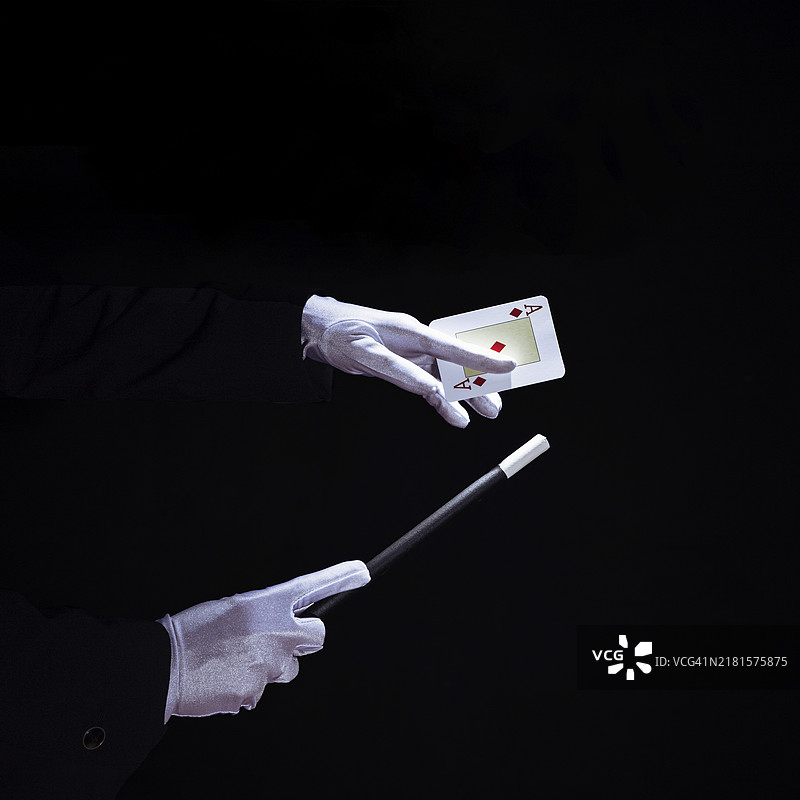 魔术师表演扑克牌魔术特写图片素材