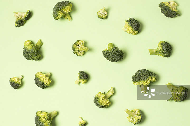 绿色背景下的花椰菜俯视摆拍图片素材