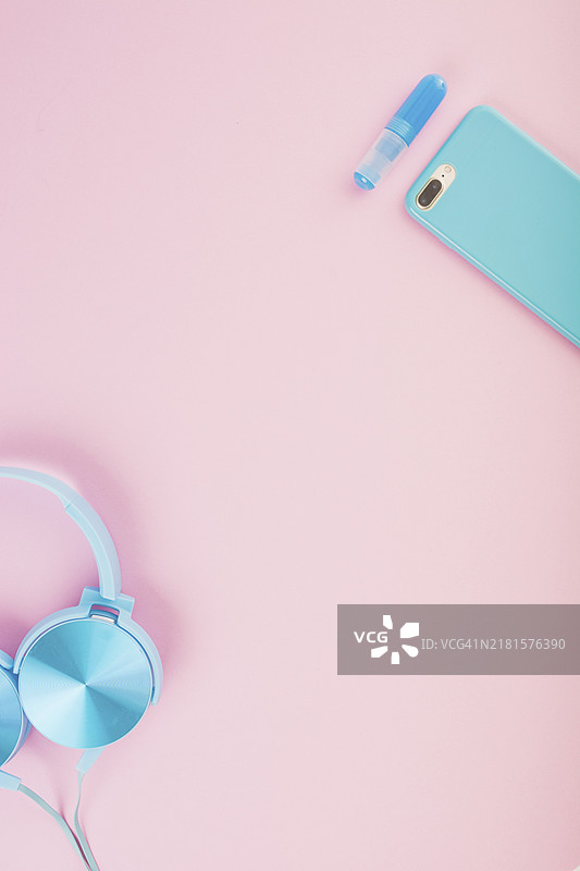 耳机智能手机粉色背景高空视图图片素材