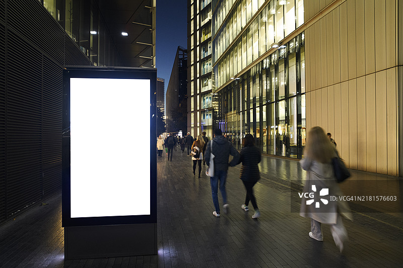 伦敦摩尔街繁忙街道上的空白数字广告牌图片素材