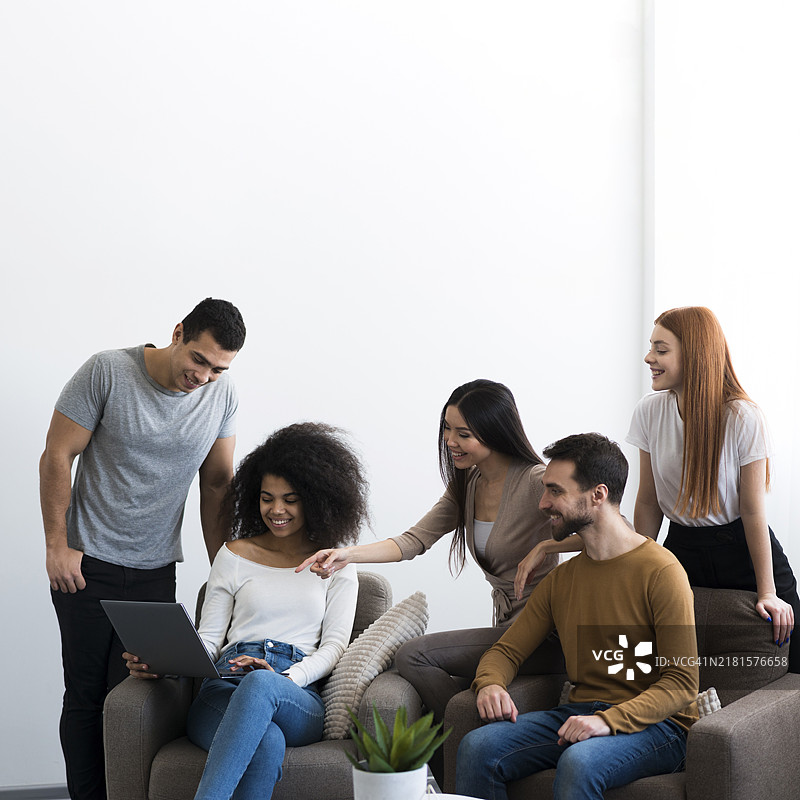 一起制定计划的社区年轻人图片素材