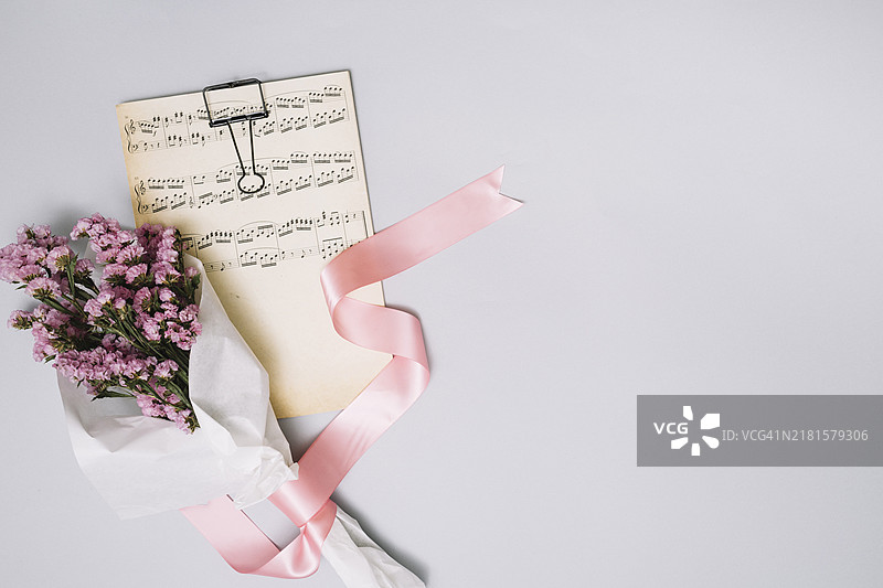 乐谱灯光下的鲜花花束图片素材