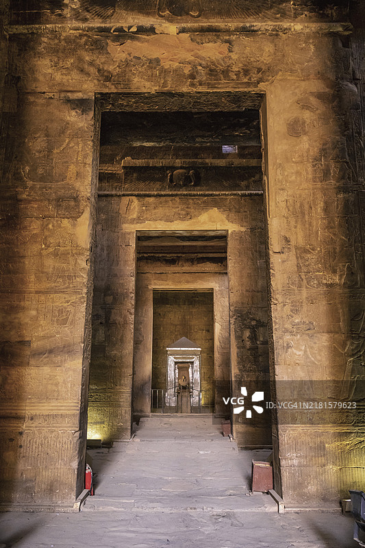 埃及埃德富神庙内部，尼罗河岸边的古罗马建筑，供奉荷鲁斯图片素材