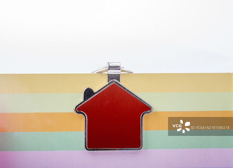 带有房屋图标的彩色背景房地产概念图片素材