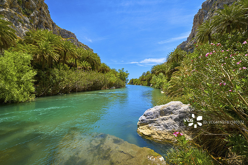 晴朗的夏日，克里特岛南部，库尔塔利奥蒂斯河和峡谷图片素材