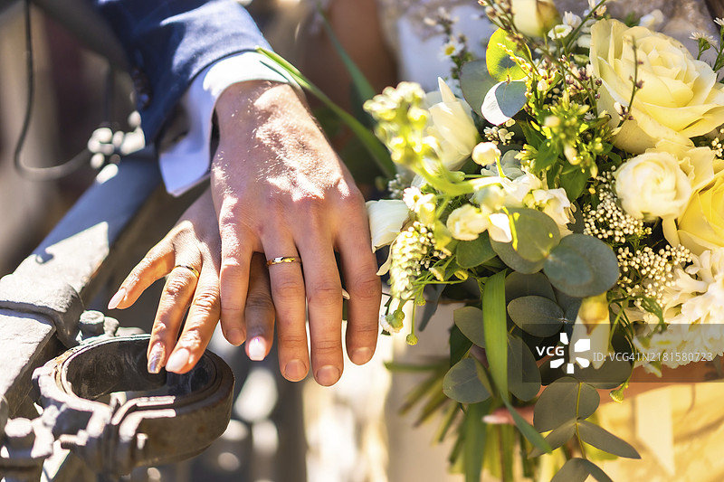 新娘和新郎在婚礼上的手，结婚仪式图片素材