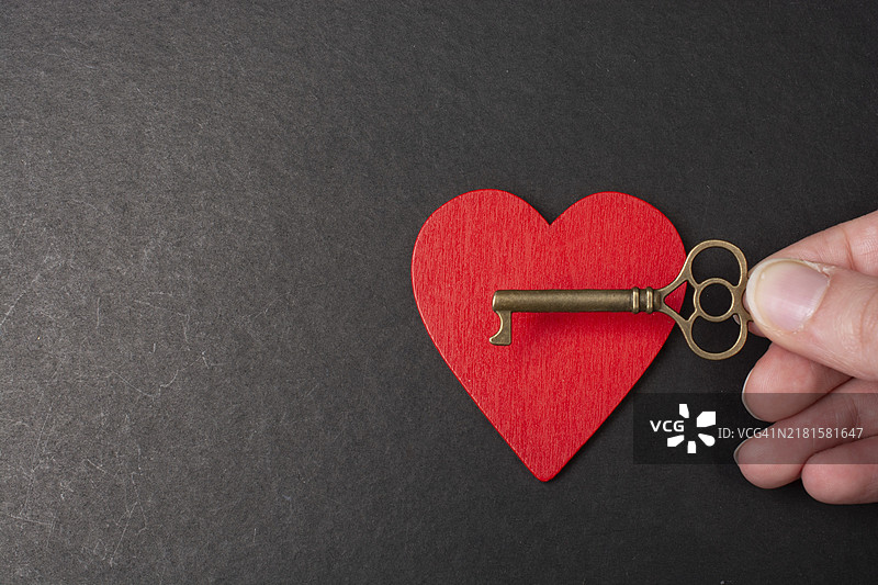 心形图标与钥匙：爱情与浪漫概念图片素材