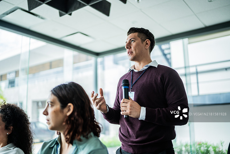 中年商人在办公室的研讨会上发言图片素材