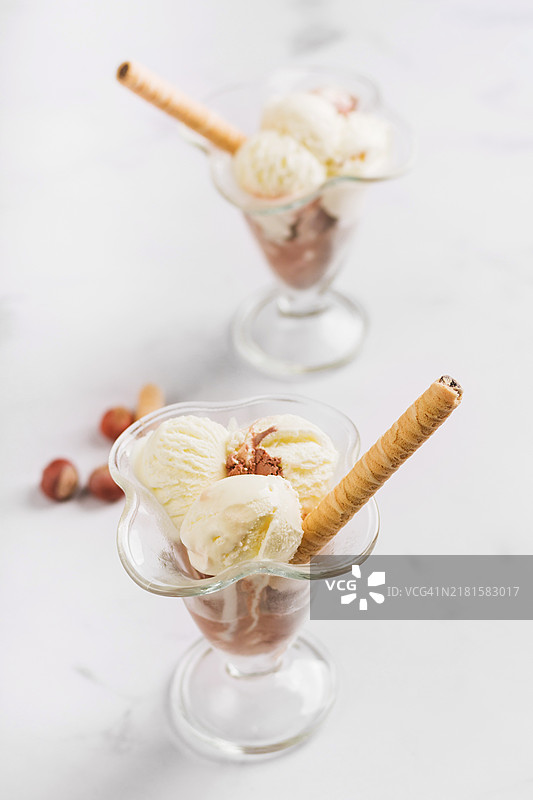 美味冰淇淋勺玻璃碗坚果图片素材
