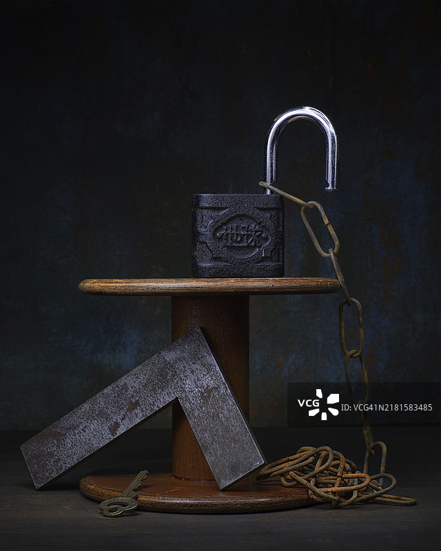 困难主题：旧挂锁、铁链和木制线轴静物摄影图片素材