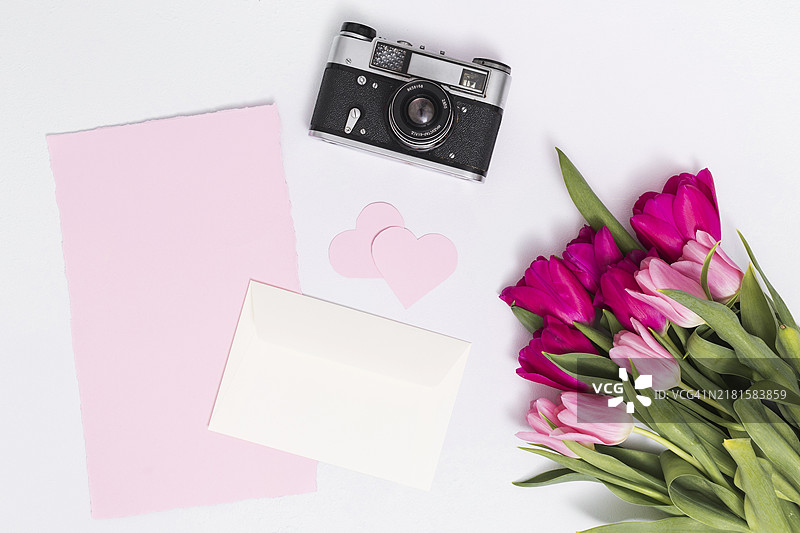 郁金香复古相机心形空白纸张，白色背景图片素材