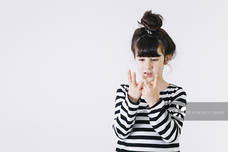 数数的可爱女孩图片素材