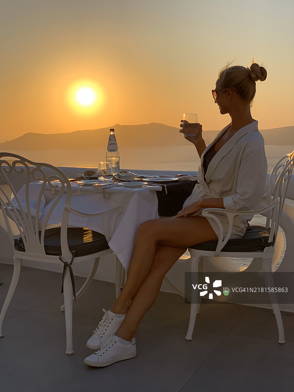美丽女孩在海景下用餐图片素材