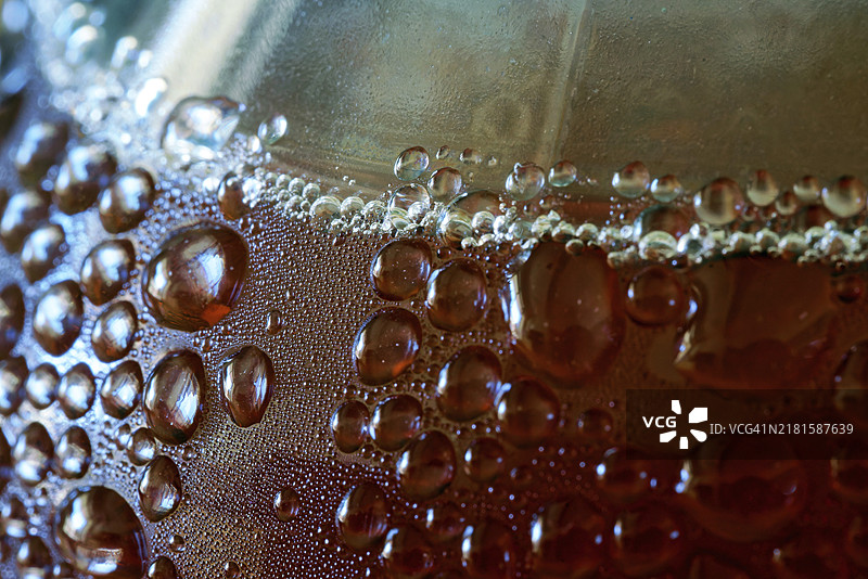 PET瓶装红色冷饮，带冷凝水滴图片素材