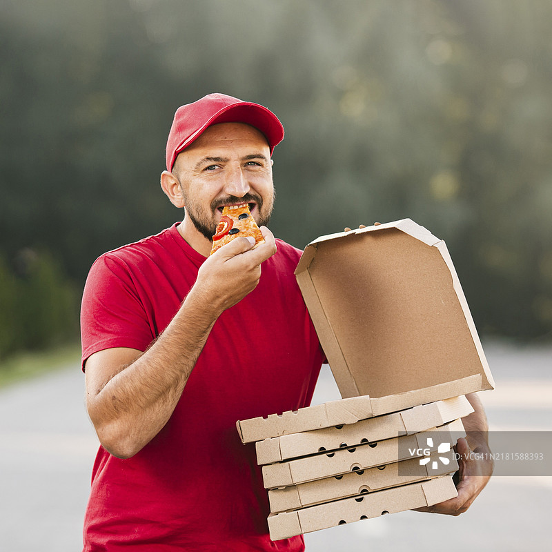 送货员吃披萨图片素材