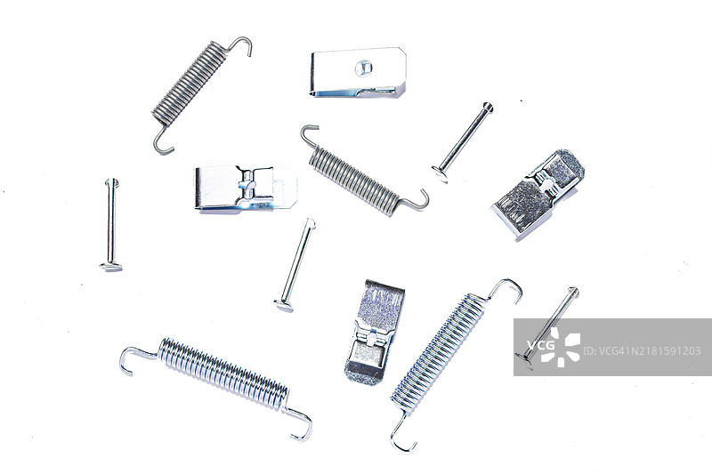 白色背景上用于驻车制动衬片弹簧和卡子的维修套件图片素材