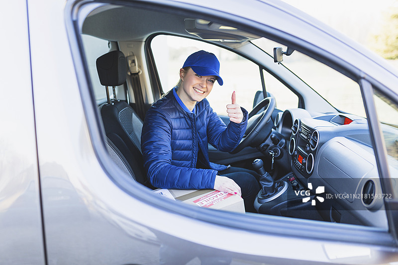 竖起大拇指的快递员图片素材