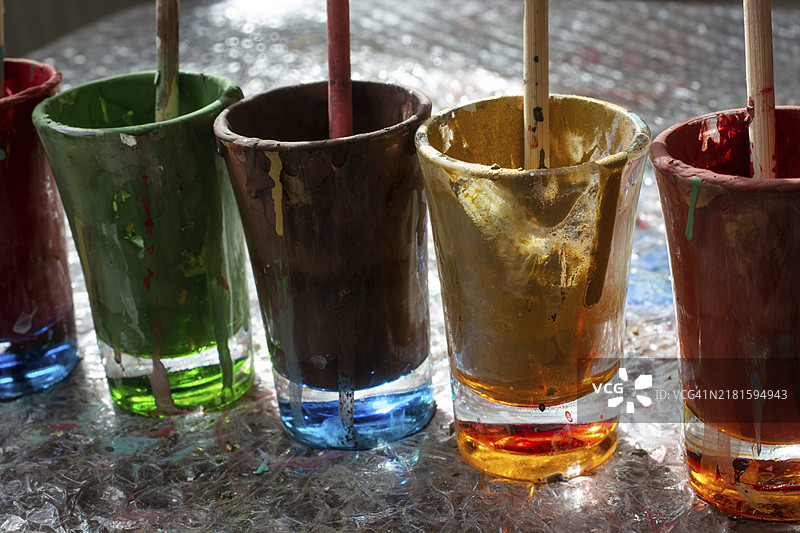 绘画用具：颜料、画笔与画刷图片素材