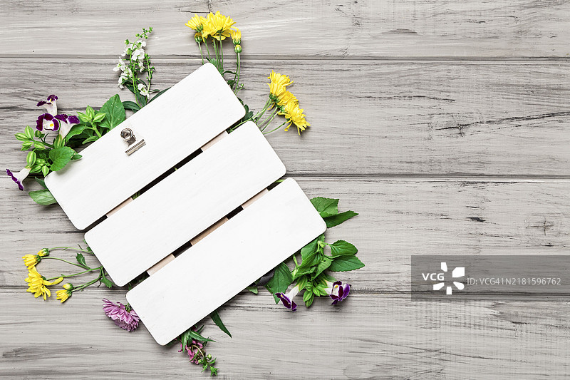 鲜花装饰的空白板图片素材