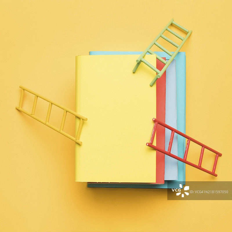 倚靠着彩色书籍的梯子图片素材